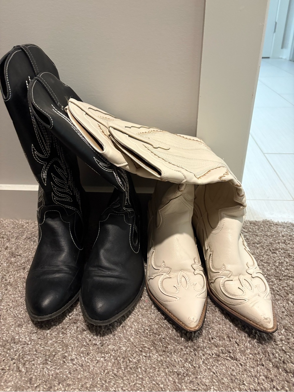 Women's Black and Cream Western Cowboy Boots - Classic Stitch Detail